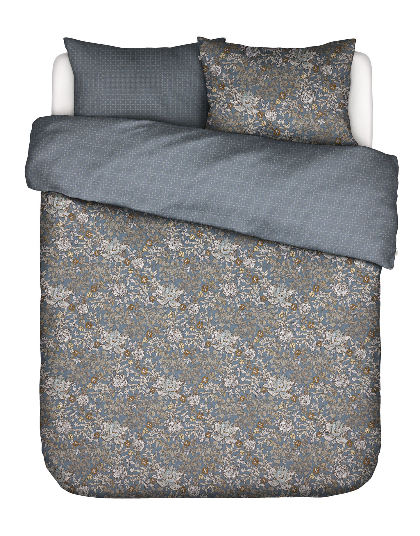 Zwei Kopfkissen und eine Bettdecke bezogen mit Satin Bettwaesche von Essenza mit einem Muster aus Blumen und Punkten in der Farbe Blau. Modell Ophelia Midnight Swim.