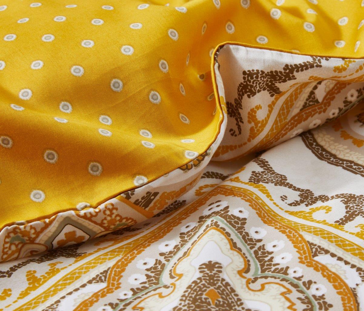 Detaildarstellung der Ornamente und Punkten der Essenza Satin Bettwaesche Modell Penelope Mustard.