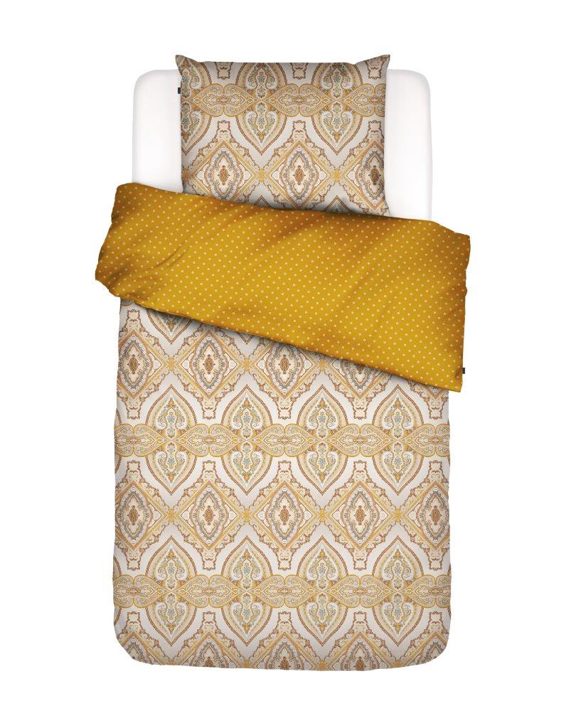 Ein Kopfkissen und eine Bettdecke bezogen mit Satin Bettwaesche von Essenza mit einem Muster aus Ornamenten und Punkten in der Farbe Gelb. Modell Penelope Mustard.
