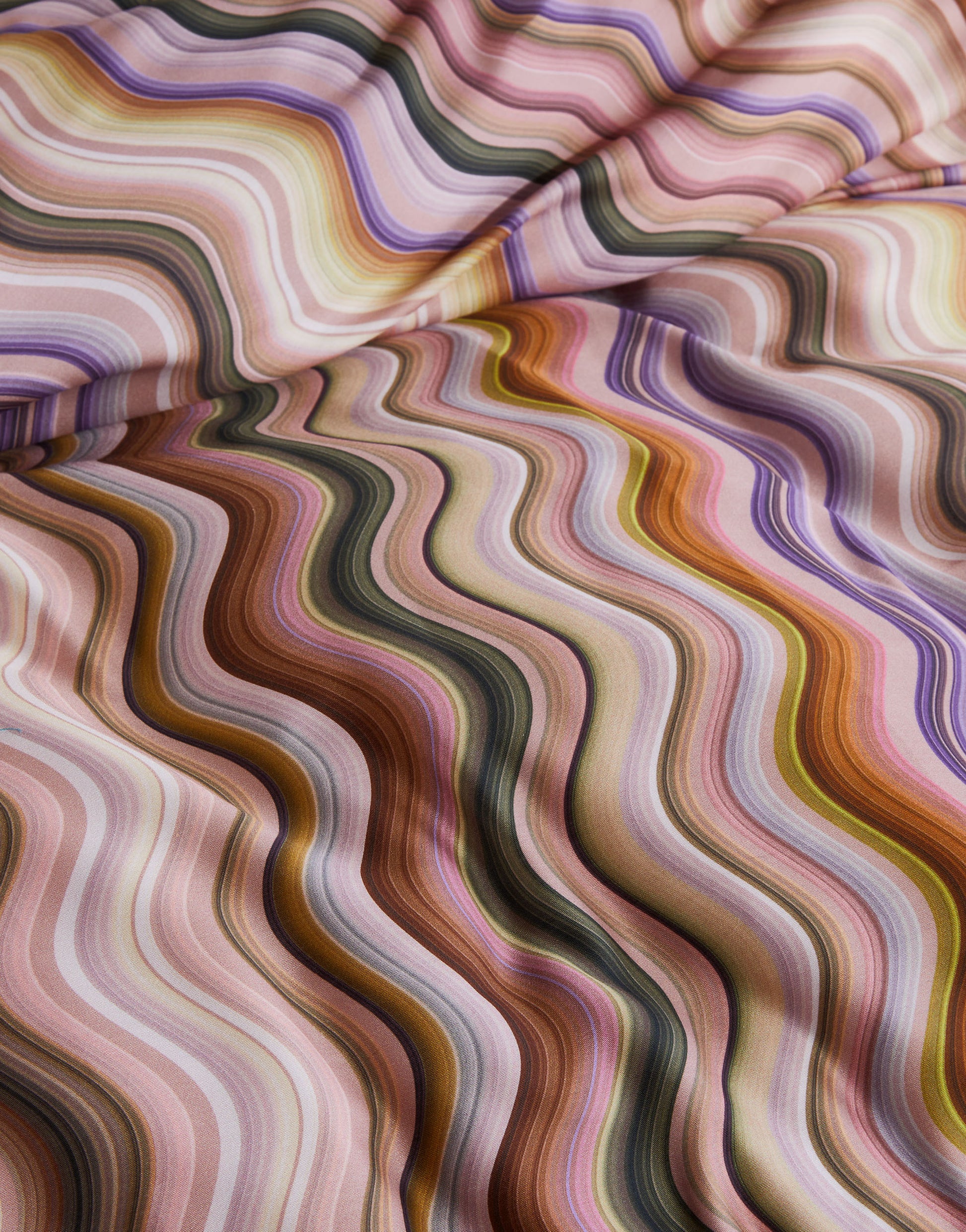 Detaildarstellung der vertikalen Schlangenlinien der Essenza Satin Bettwaesche Modell Sol Antique Pink.