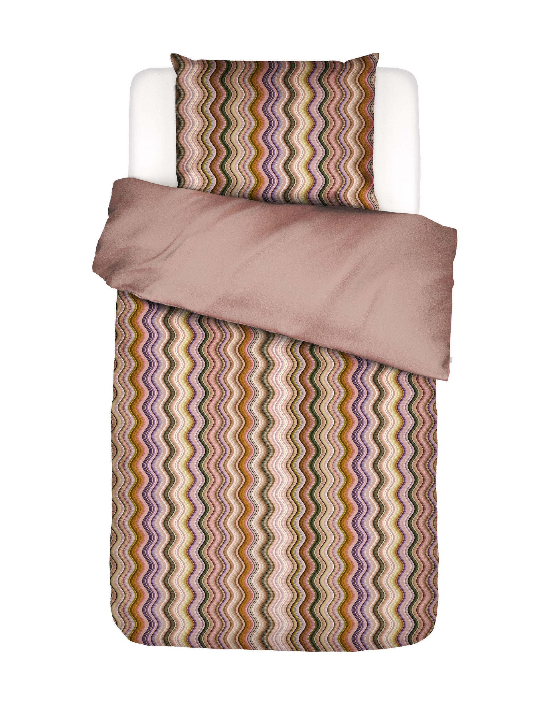 Ein Kopfkissen und eine Bettdecke bezogen mit Satin Bettwaesche von Essenza mit einem Muster aus vertikalen Schlangenlinien in der Farbe Roségold. Modell Sol Antique Pink.