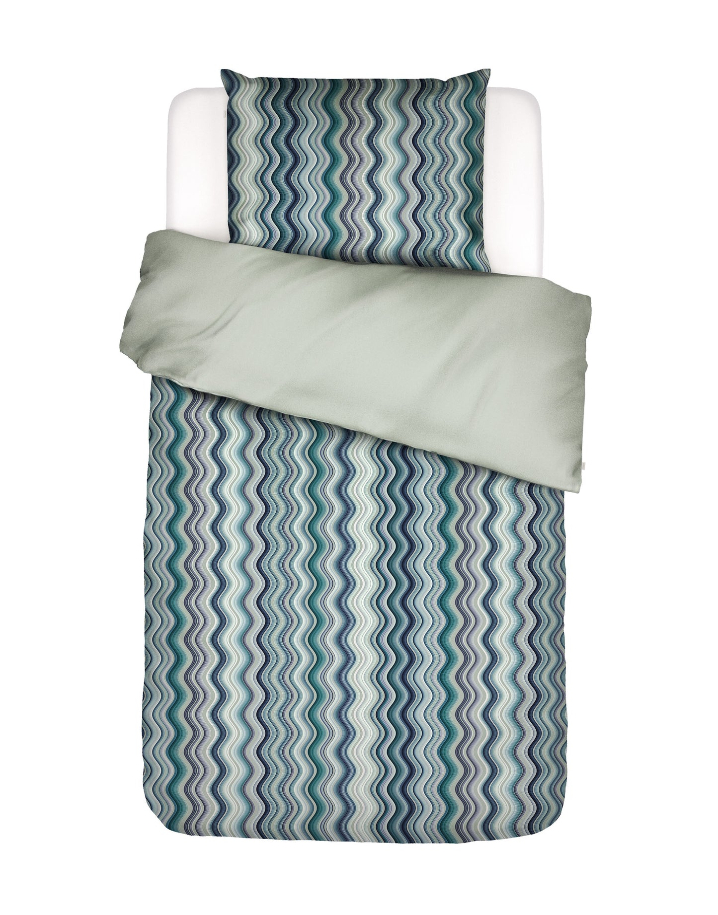 Ein Kopfkissen und eine Bettdecke bezogen mit Satin Bettwaesche von Essenza mit einem Muster aus vertikalen Schlangenlinien in der Farbe Tuerkis. Modell Sol Comforting Green.