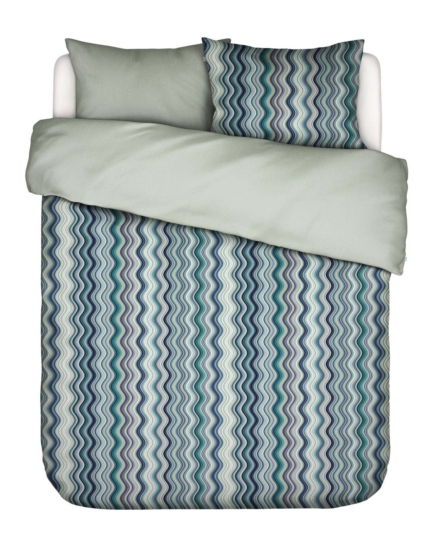 Zwei Kopfkissen und eine Bettdecke bezogen mit Satin Bettwaesche von Essenza mit einem Muster aus vertikalen Schlangenlinien in der Farbe Tuerkis. Modell Sol Comforting Green.