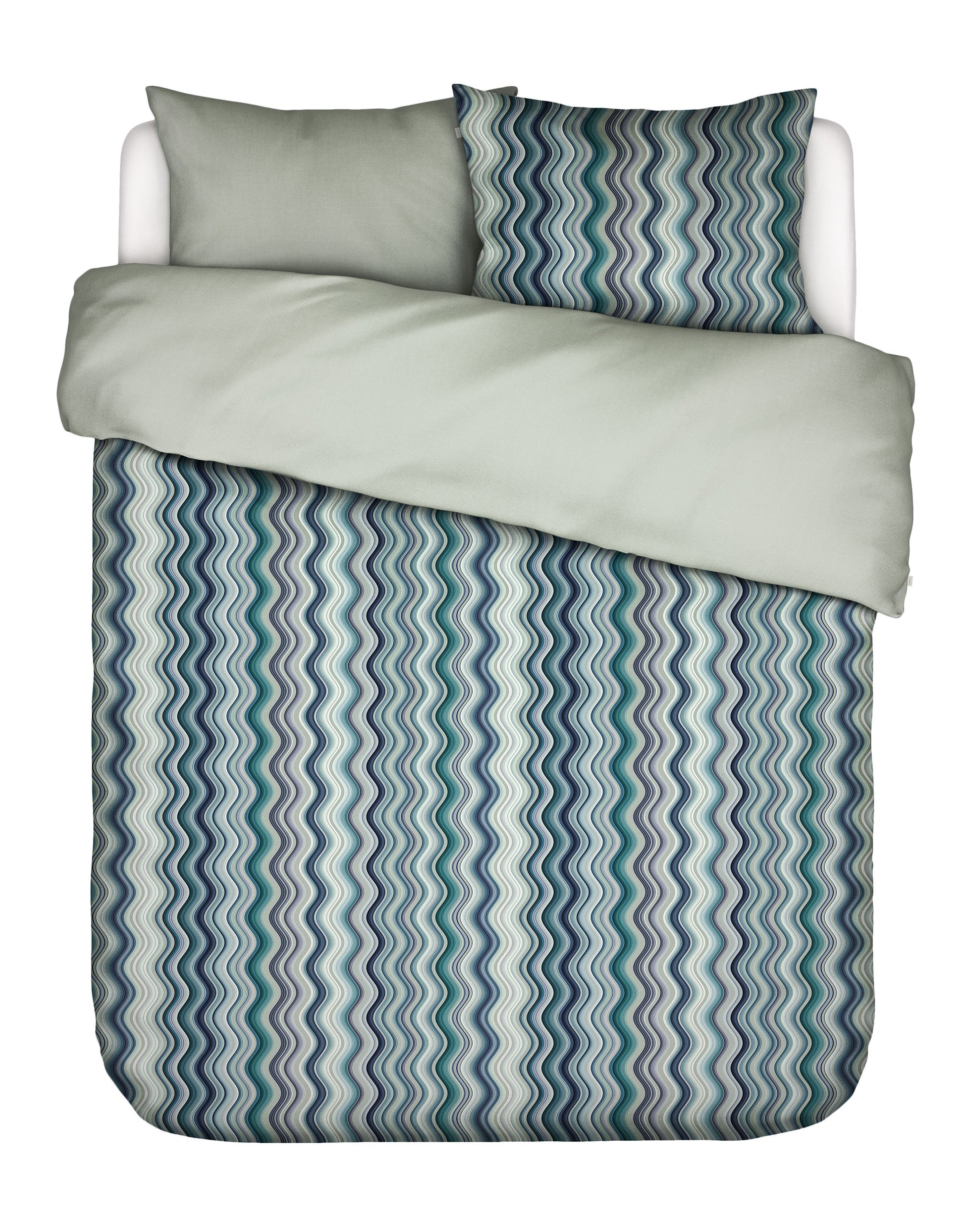 Zwei Kopfkissen und eine Bettdecke bezogen mit Satin Bettwaesche von Essenza mit einem Muster aus vertikalen Schlangenlinien in der Farbe Tuerkis. Modell Sol Comforting Green.