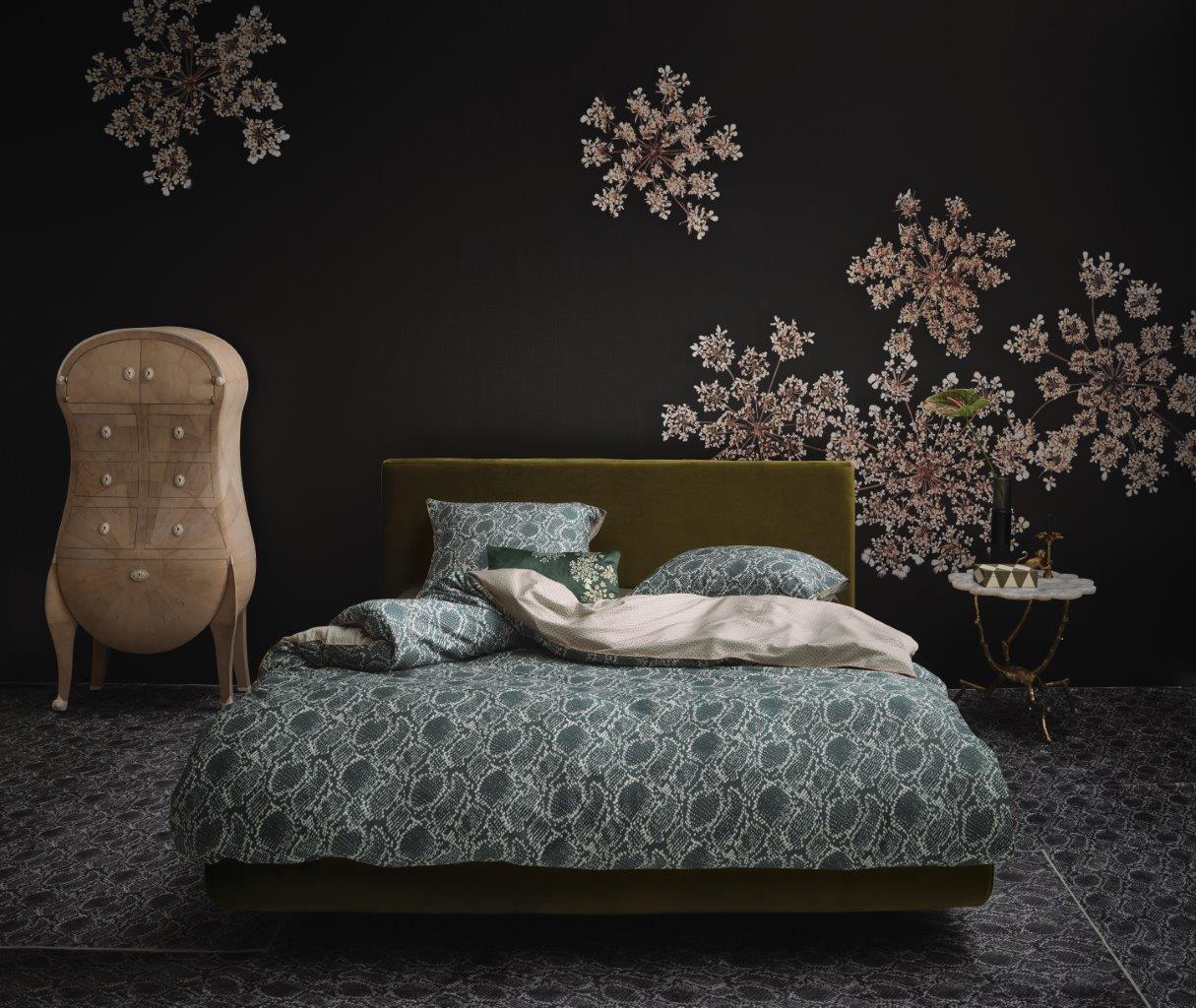 Ein Bettbezug-Set aus mehreren Kopfkissen und einer Bettdecke bezogen mit Satin Bettwaesche aus 100 Prozent Baumwolle mit Muster aus Schlangenhaut in der Farbe Gruen. Modell Solan Green.