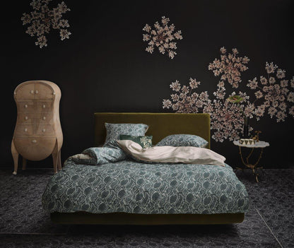 Ein Bettbezug-Set aus mehreren Kopfkissen und einer Bettdecke bezogen mit Satin Bettwaesche aus 100 Prozent Baumwolle mit Muster aus Schlangenhaut in der Farbe Gruen. Modell Solan Green.