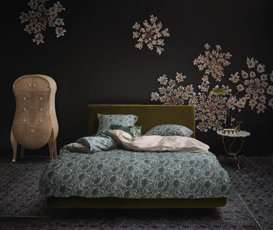 Ein Bettbezug-Set aus mehreren Kopfkissen und einer Bettdecke bezogen mit Satin Bettwaesche aus 100 Prozent Baumwolle mit Muster aus Schlangenhaut in der Farbe Gruen. Modell Solan Green.