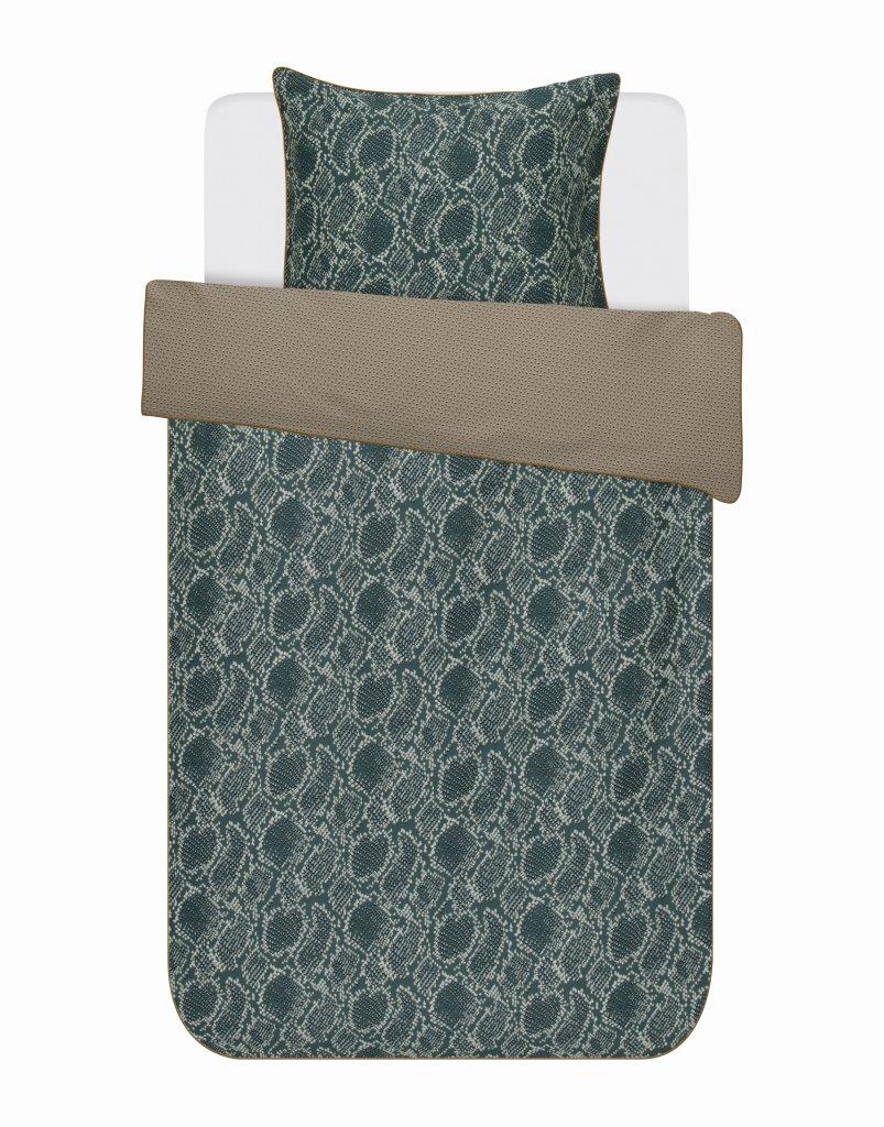 Ein Kopfkissen und eine Bettdecke bezogen mit Satin Bettwaesche von Essenza mit einem Muster aus Schlangenhaut in der Farbe Gruen. Modell Solan Green.