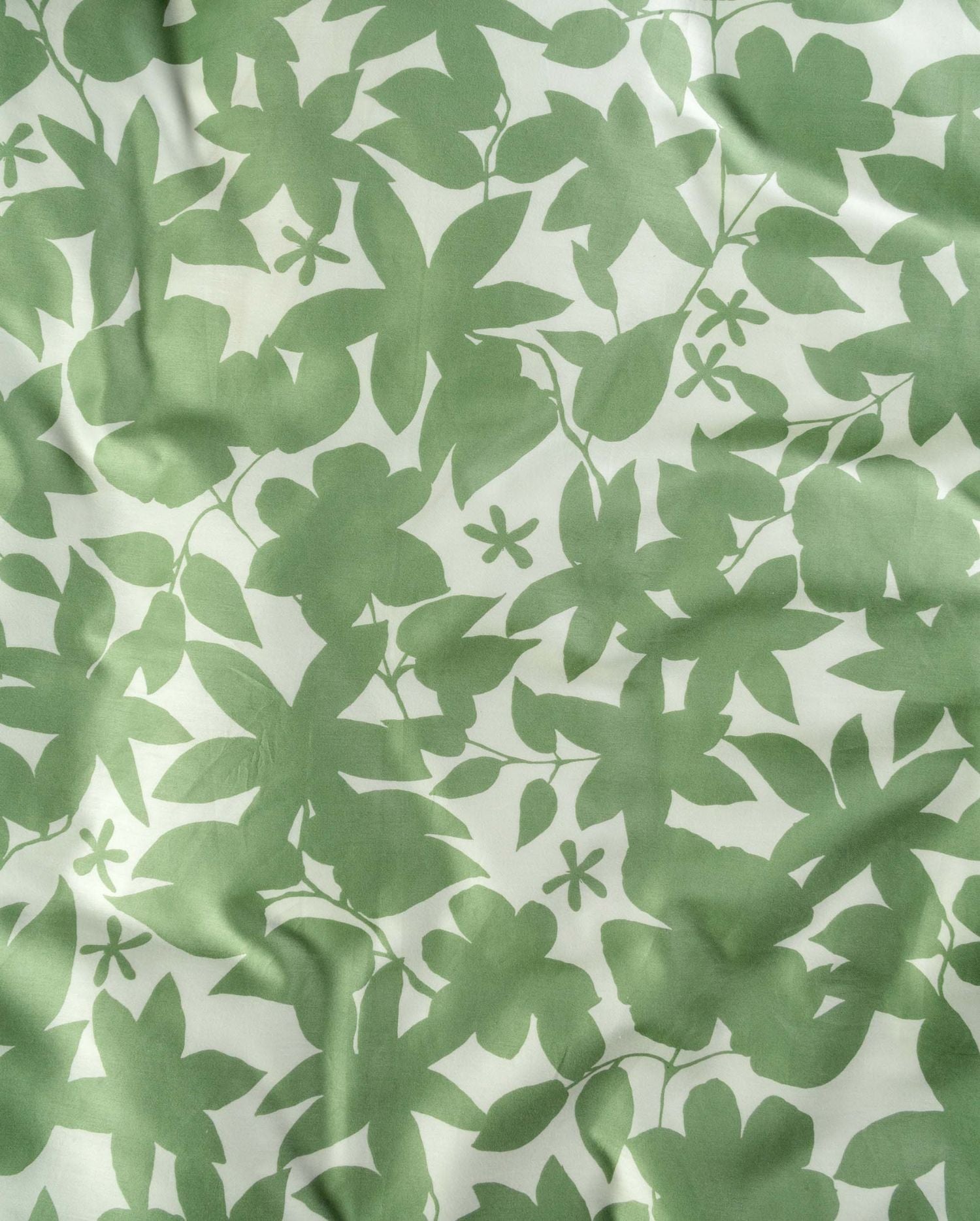 Detaildarstellung der Blaettern der Essenza Satin Bettwaesche Modell Sora Greenish.