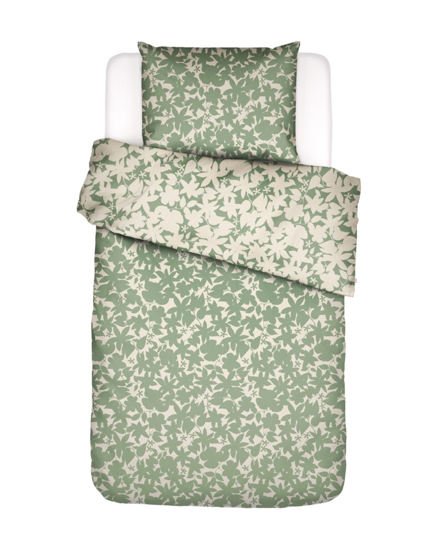 Ein Kopfkissen und eine Bettdecke bezogen mit Satin Bettwaesche von Essenza mit einem Muster aus Blaettern in der Farbe Gruen. Modell Sora Greenish.