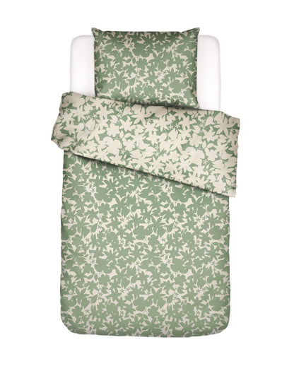 Ein Kopfkissen und eine Bettdecke bezogen mit Satin Bettwaesche von Essenza mit einem Muster aus Blaettern in der Farbe Gruen. Modell Sora Greenish.