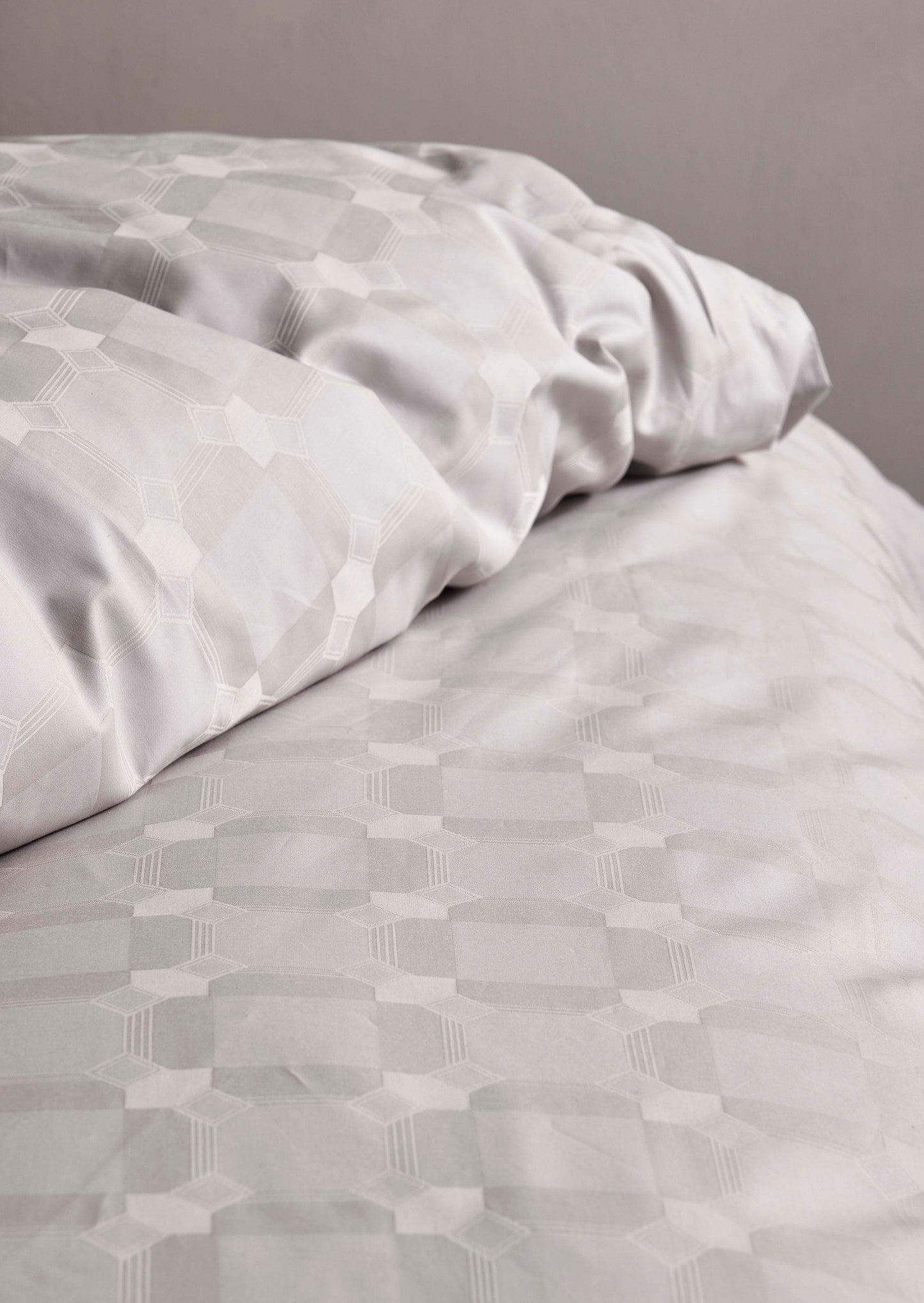 Detaildarstellung der Vierecke und Rauten der Essenza Satin Bettwaesche Modell Teada Grey.