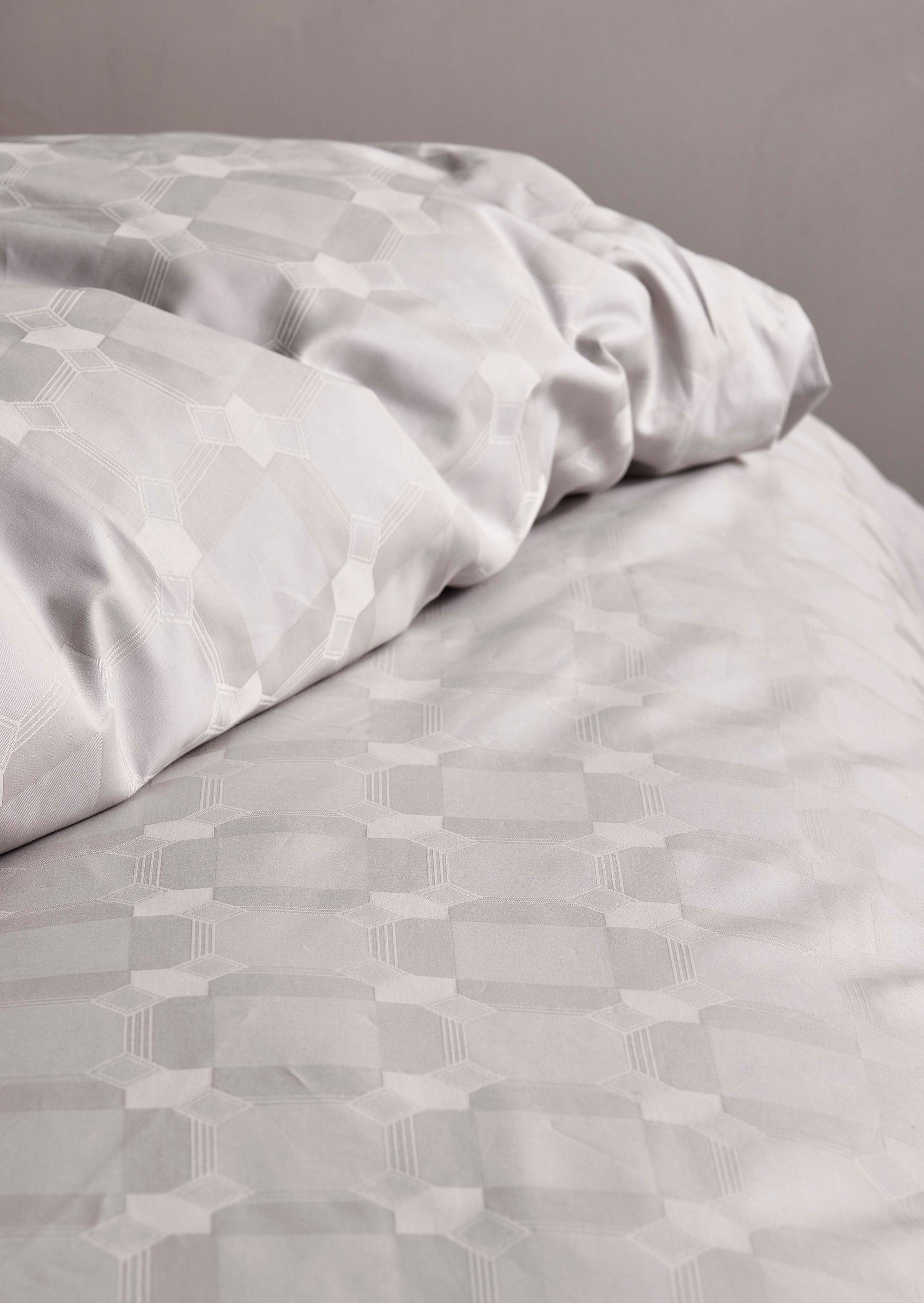 Detaildarstellung der Vierecke und Rauten der Essenza Satin Bettwaesche Modell Teada Grey.