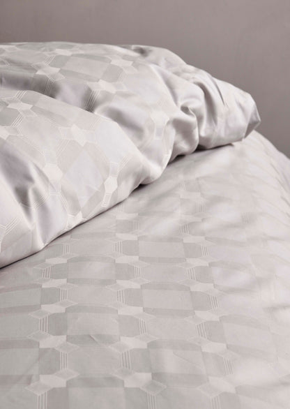 Detaildarstellung der Vierecke und Rauten der Essenza Satin Bettwaesche Modell Teada Grey.