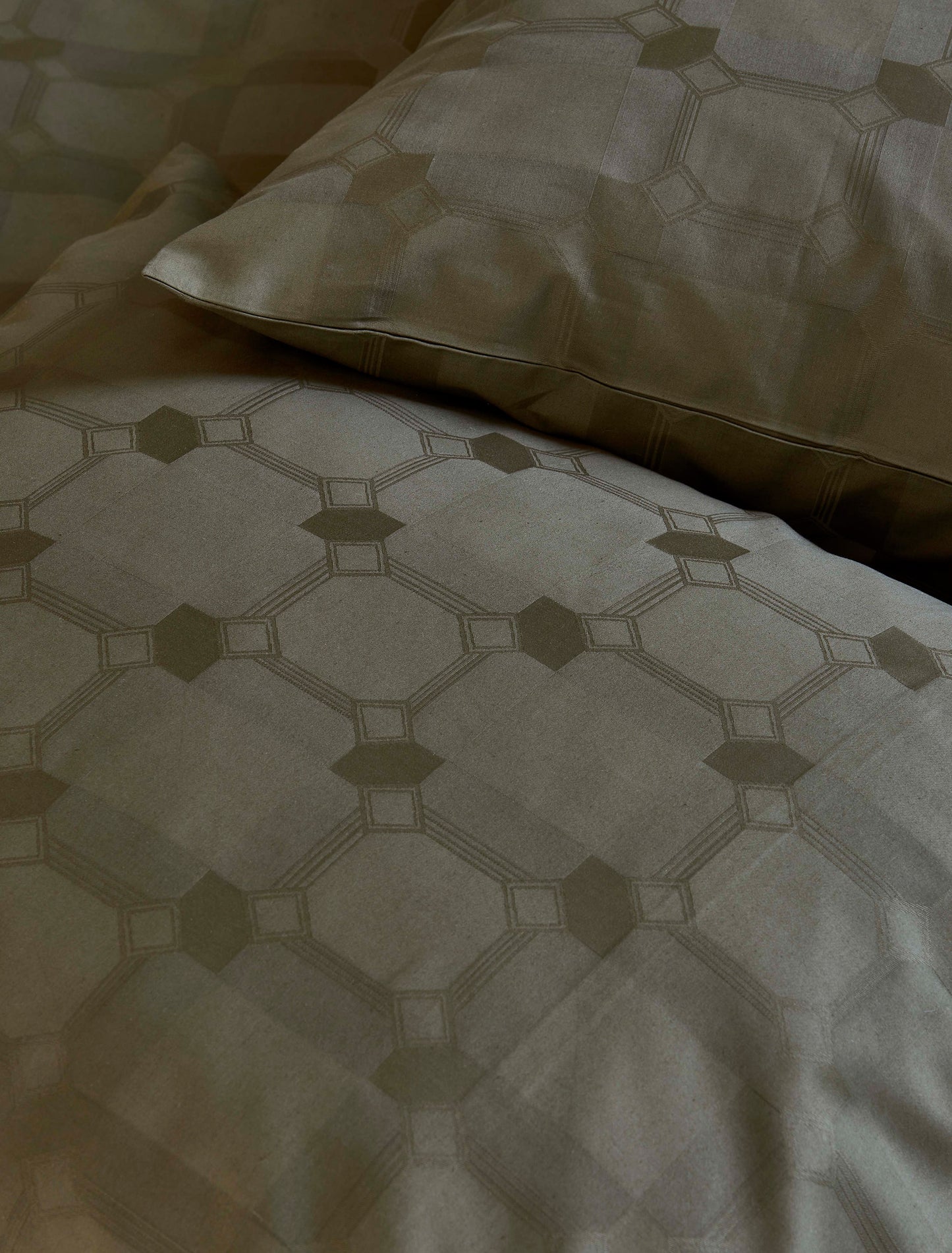 Detaildarstellung der Vierecke und Rauten der Essenza Satin Bettwaesche Modell Teada Moss.