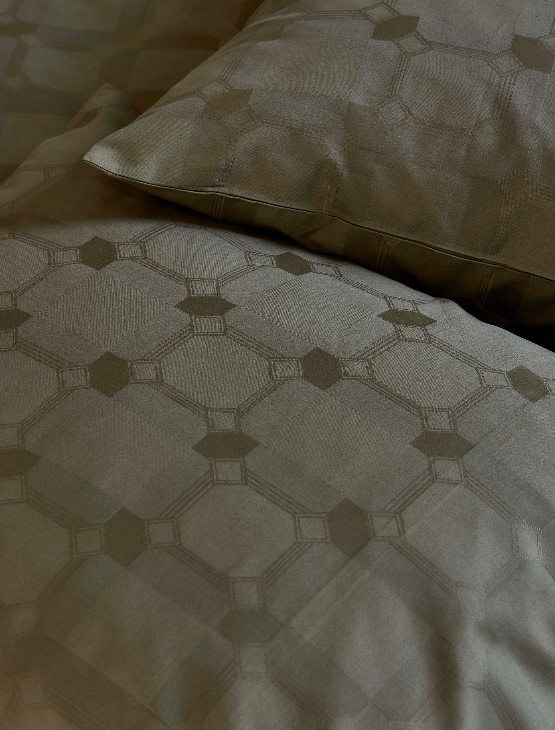 Detaildarstellung der Vierecke und Rauten der Essenza Satin Bettwaesche Modell Teada Moss.