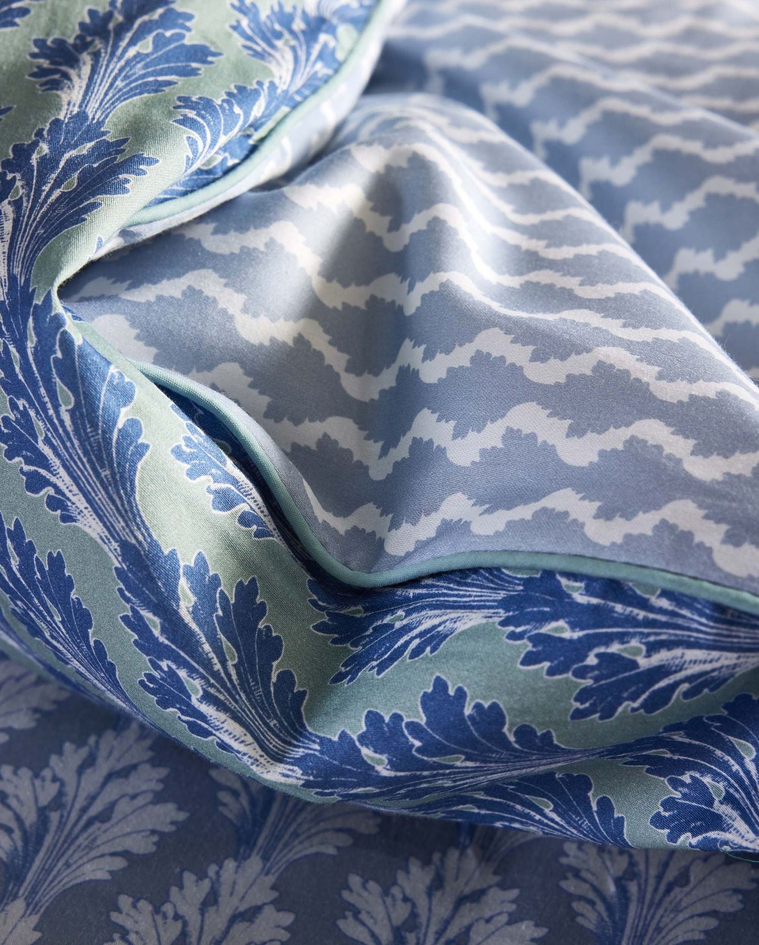 Detaildarstellung der Ornamente der Essenza Satin Bettwaesche Modell Tesse Zen Blue.
