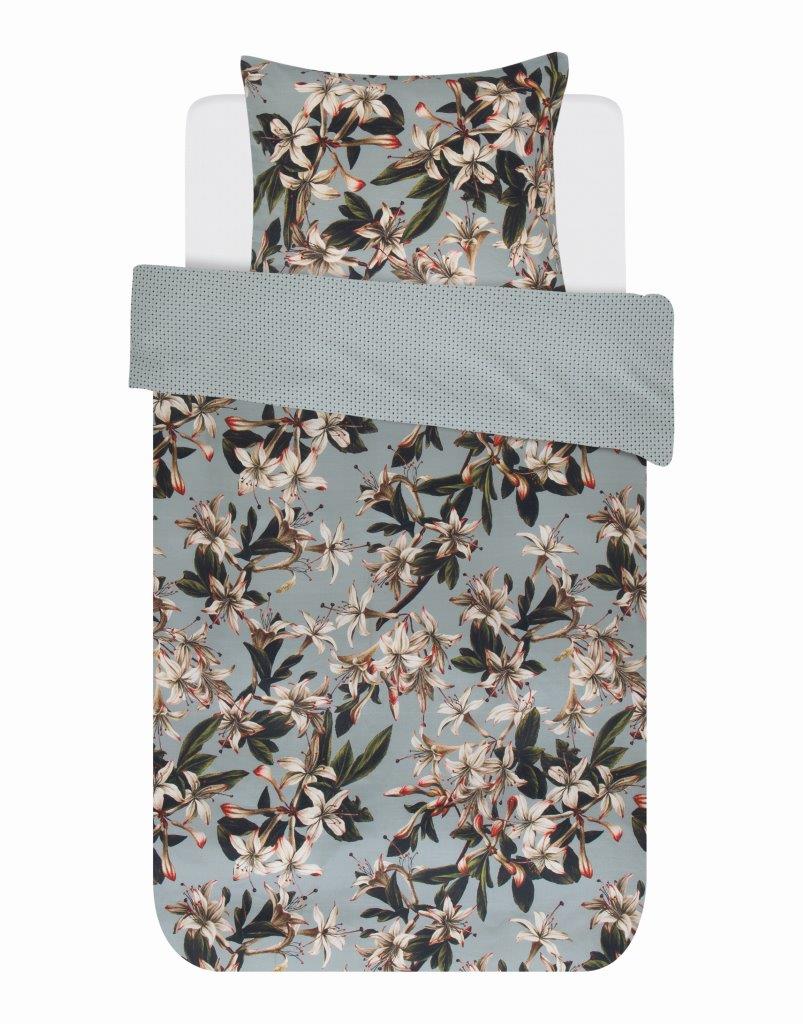 Ein Kopfkissen und eine Bettdecke bezogen mit Satin Bettwaesche von Essenza mit einem Muster aus Blueten in der Farbe Mint. Modell Verano Dusty Green.