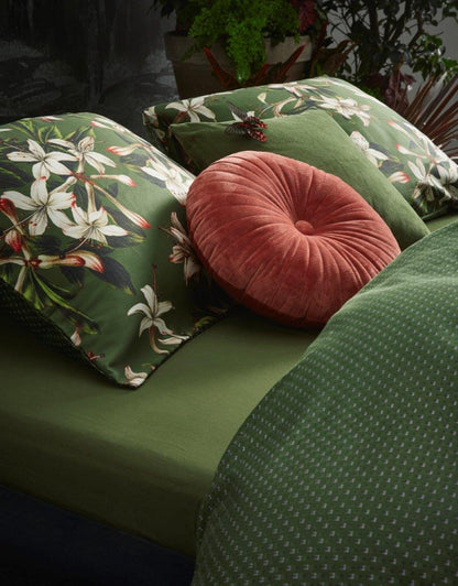 Detaildarstellung auf Kopfkissen und Bettdecke der Blueten der Essenza Satin Bettwaesche Modell Verano Green.