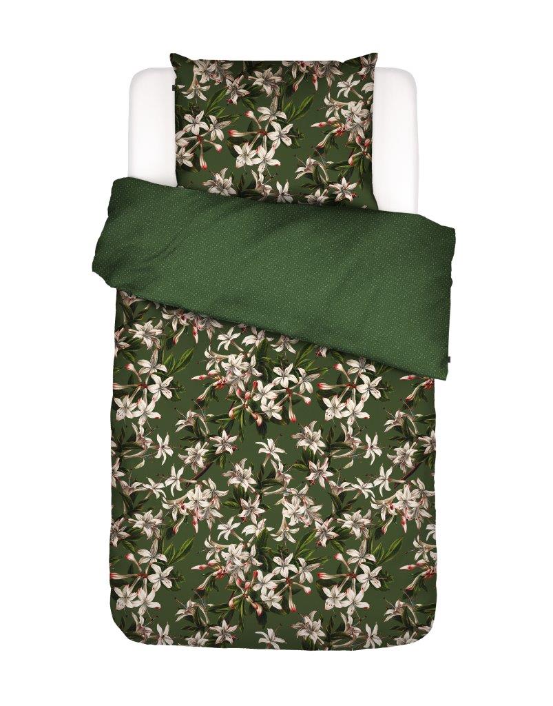 Ein Kopfkissen und eine Bettdecke bezogen mit Satin Bettwaesche von Essenza mit einem Muster aus Blueten in der Farbe Gruen. Modell Verano Green.