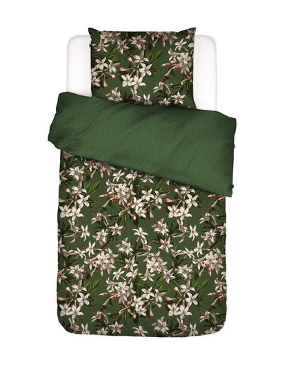 Ein Kopfkissen und eine Bettdecke bezogen mit Satin Bettwaesche von Essenza mit einem Muster aus Blueten in der Farbe Gruen. Modell Verano Green.