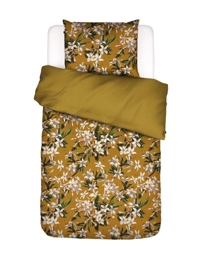Ein Kopfkissen und eine Bettdecke bezogen mit Satin Bettwaesche von Essenza mit einem Muster aus Blueten in der Farbe Gelb. Modell Verano Ochre.