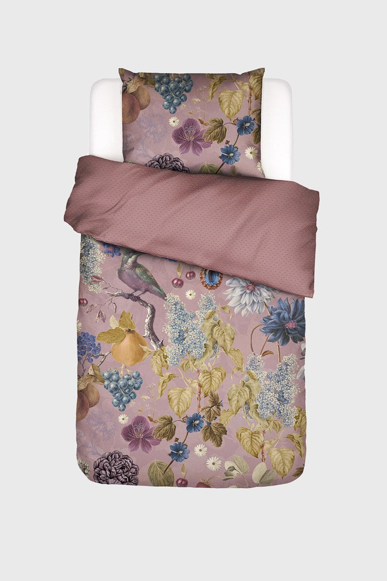Ein Kopfkissen und eine Bettdecke bezogen mit Satin Bettwaesche von Essenza mit einem Muster aus Pflanzen in der Farbe Rosa. Modell Veronique Woodrose.
