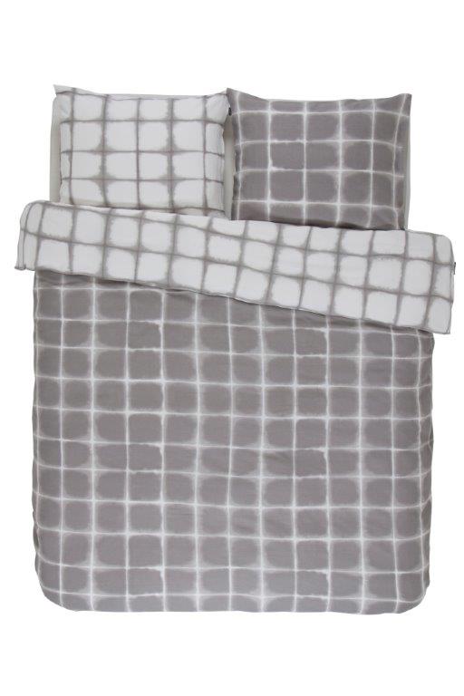 Zwei Kopfkissen und eine Bettdecke bezogen mit Satin Bettwaesche von Essenza mit einem Muster aus Quadraten in der Farbe Silber. Modell Zayn Stone.