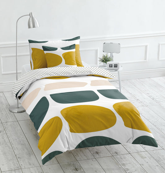 Auf einem Bett liegen mehrere Kopfkissen und eine Bettdecke bezogen mit Satin Bettwaesche aus 100 Prozent Baumwolle mit Muster aus grafischen Formen in der Farbe Weiss. Modell Dots.