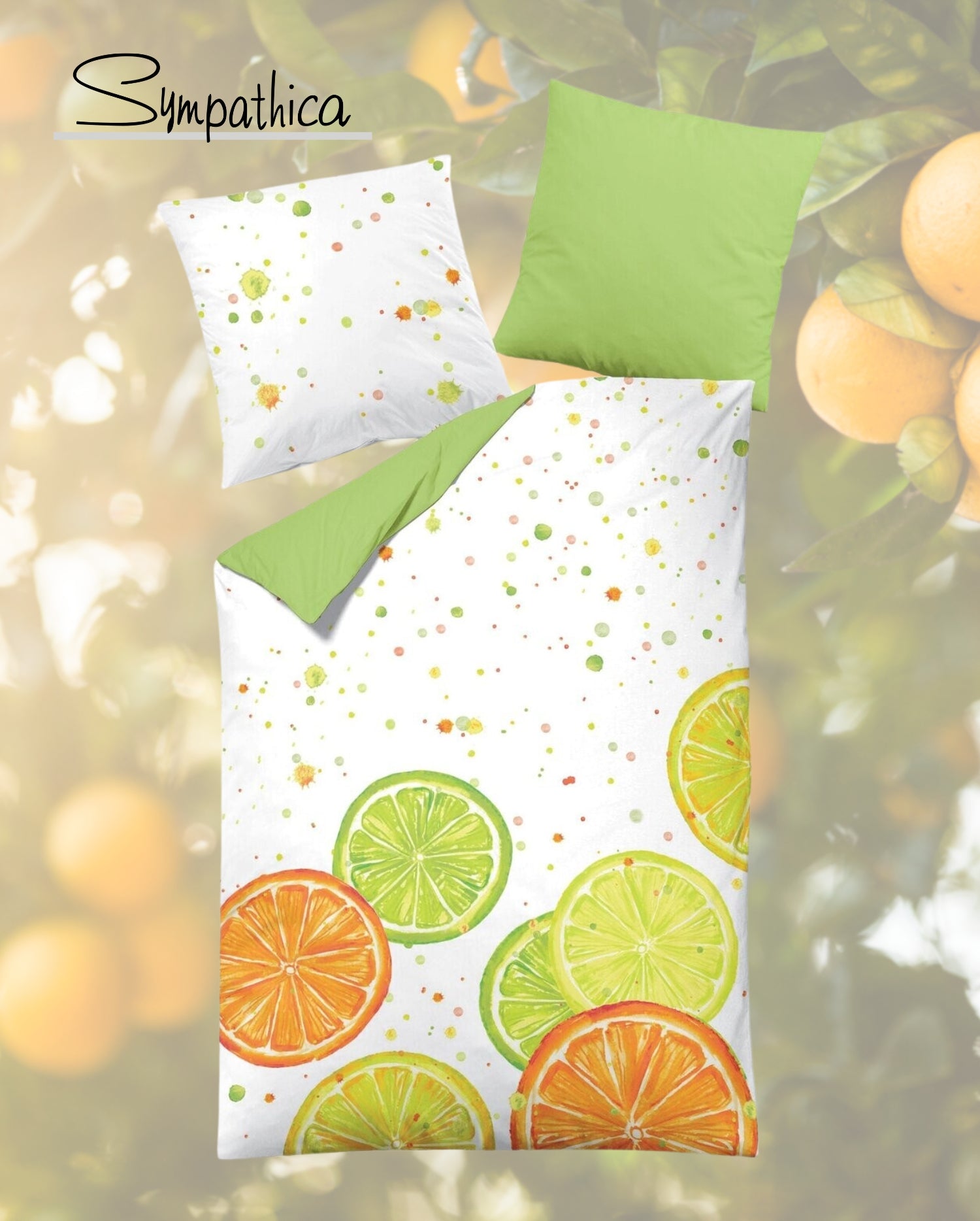 Auf einem Bett liegen mehrere Kopfkissen und eine Bettdecke bezogen mit Satin Bettwaesche aus 100 Prozent Baumwolle mit Muster aus Zitrusfruechten und Kreisen in der Farbe Gruen. Modell Zitrus.