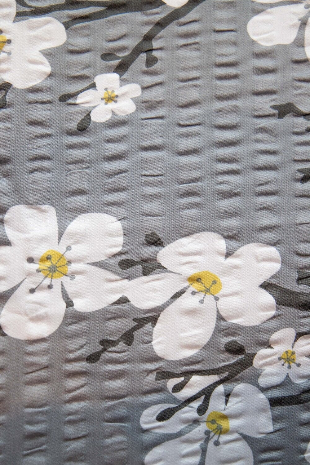 Detaildarstellung der Blueten der Satin-Seersucker Bettwaesche Modell Grau.