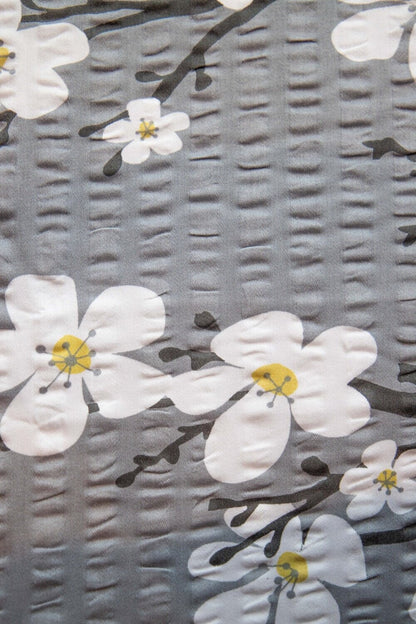 Detaildarstellung der Blueten der Satin-Seersucker Bettwaesche Modell Grau.