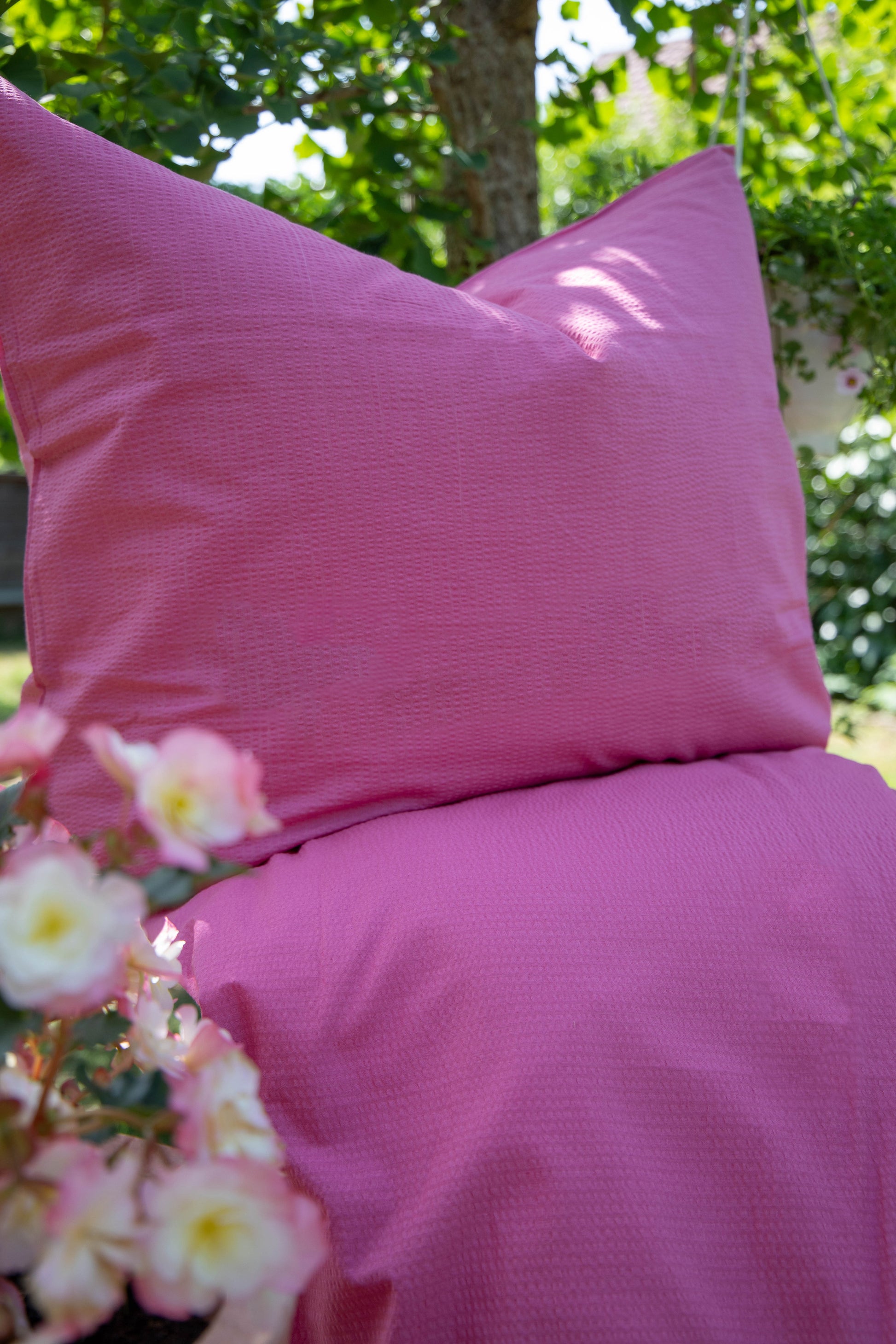 Detaildarstellung der Struktur auf Kopfkissen und Bettdecke der Seersucker Bettwaesche Modell Pink.