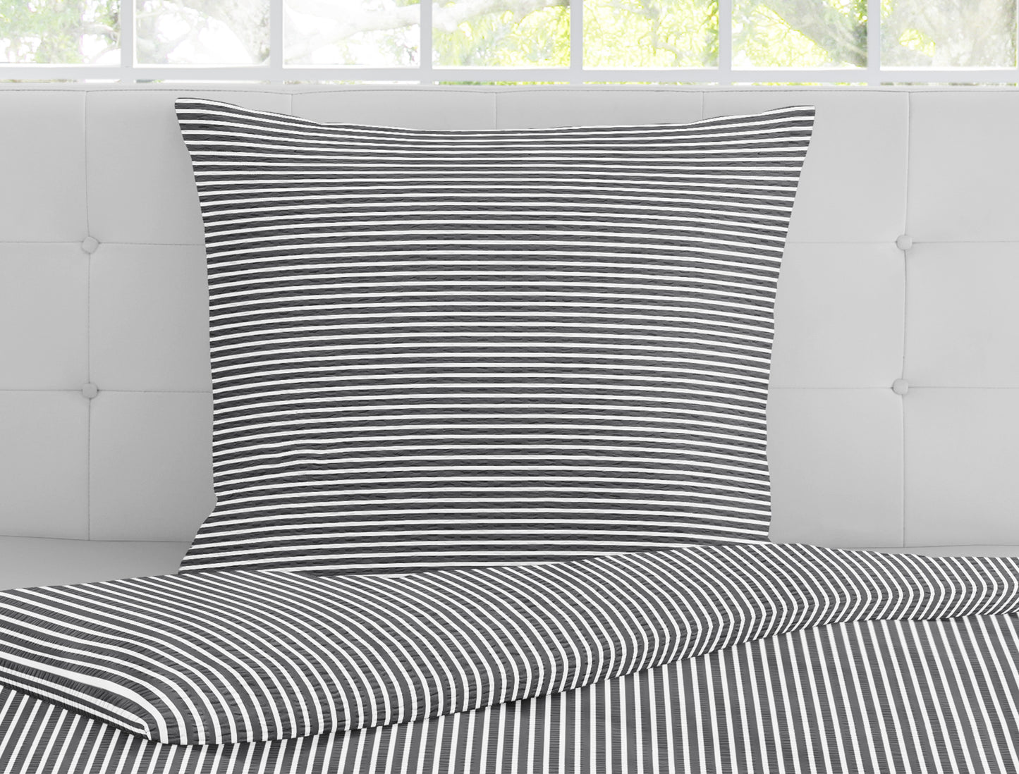 Detaildarstellung der Streifen auf Kopfkissen und Bettdecke der Soft Seersucker Bettwaesche Modell Easy Grey Stripe.