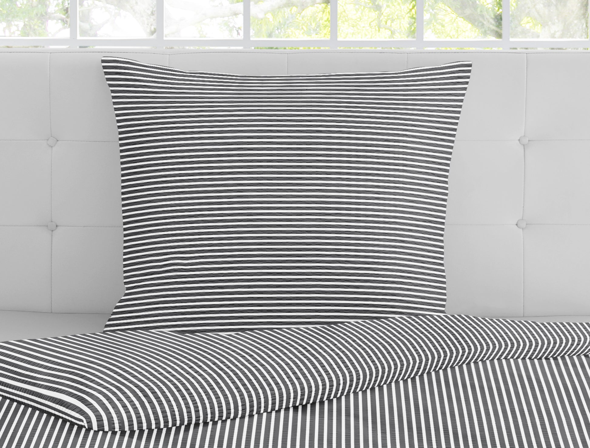 Detaildarstellung der Streifen auf Kopfkissen und Bettdecke der Soft Seersucker Bettwaesche Modell Easy Grey Stripe.
