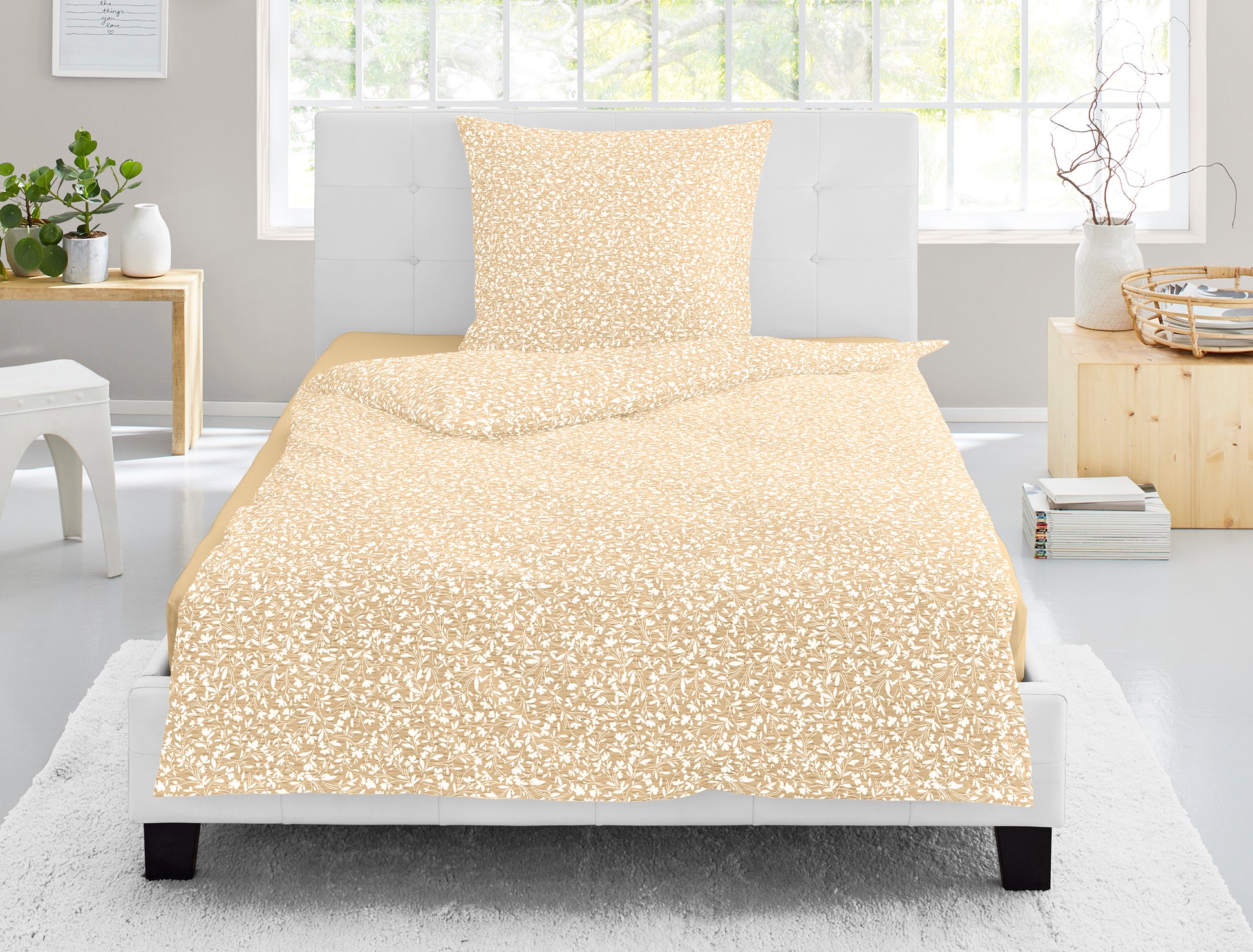 Ein Bettbezug-Set aus einem Kopfkissen und einer Bettdecke bezogen mit Soft Seersucker Bettwaesche aus 100 Prozent Baumwolle mit Muster aus Blaettern in der Farbe Gelb. Modell Easy-Leave Yellow.