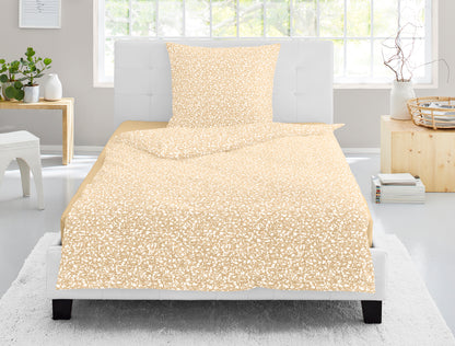 Ein Bettbezug-Set aus einem Kopfkissen und einer Bettdecke bezogen mit Soft Seersucker Bettwaesche aus 100 Prozent Baumwolle mit Muster aus Blaettern in der Farbe Gelb. Modell Easy-Leave Yellow.
