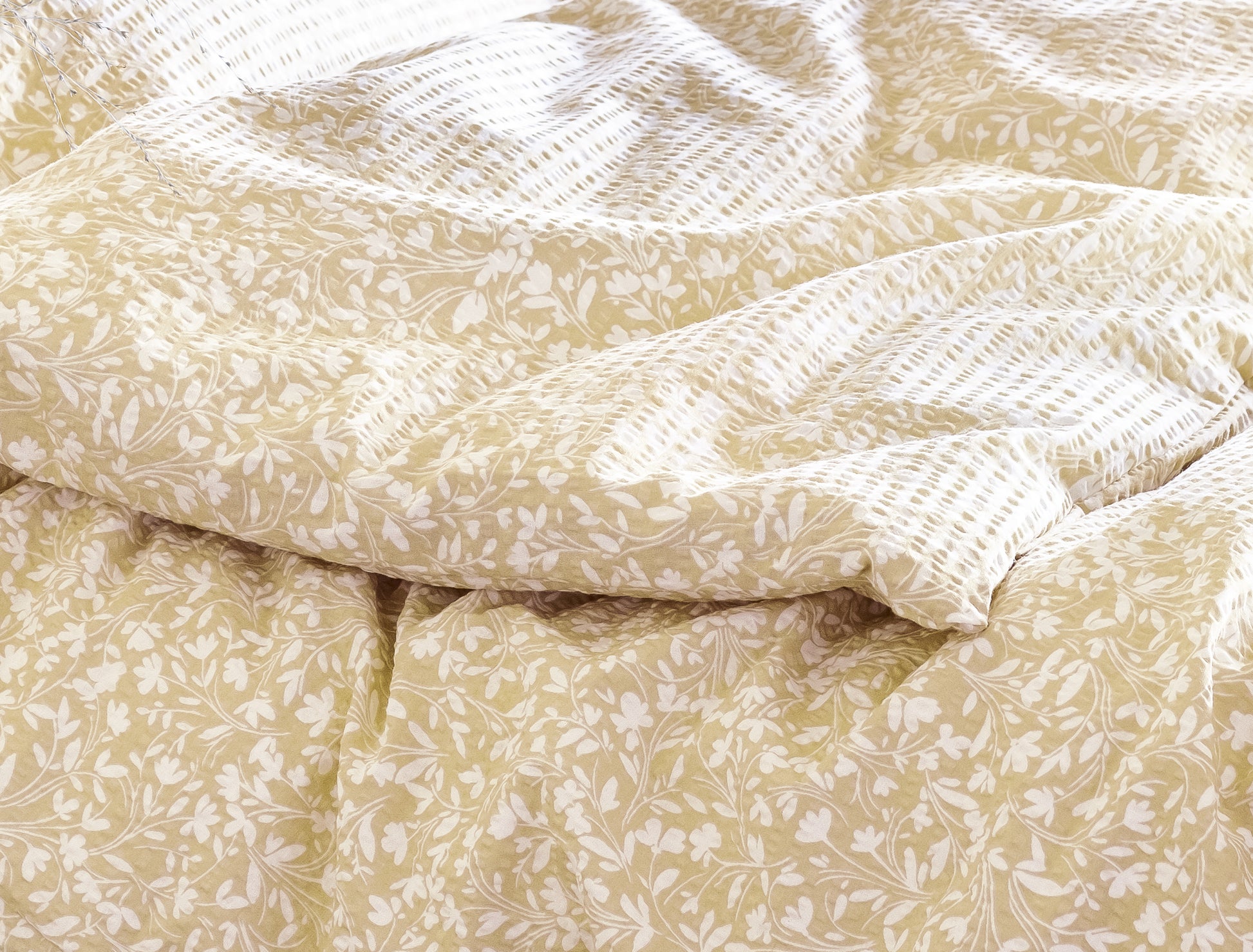 Detaildarstellung der Blaetter der Soft Seersucker Bettwaesche Modell Easy-Leave Yellow.