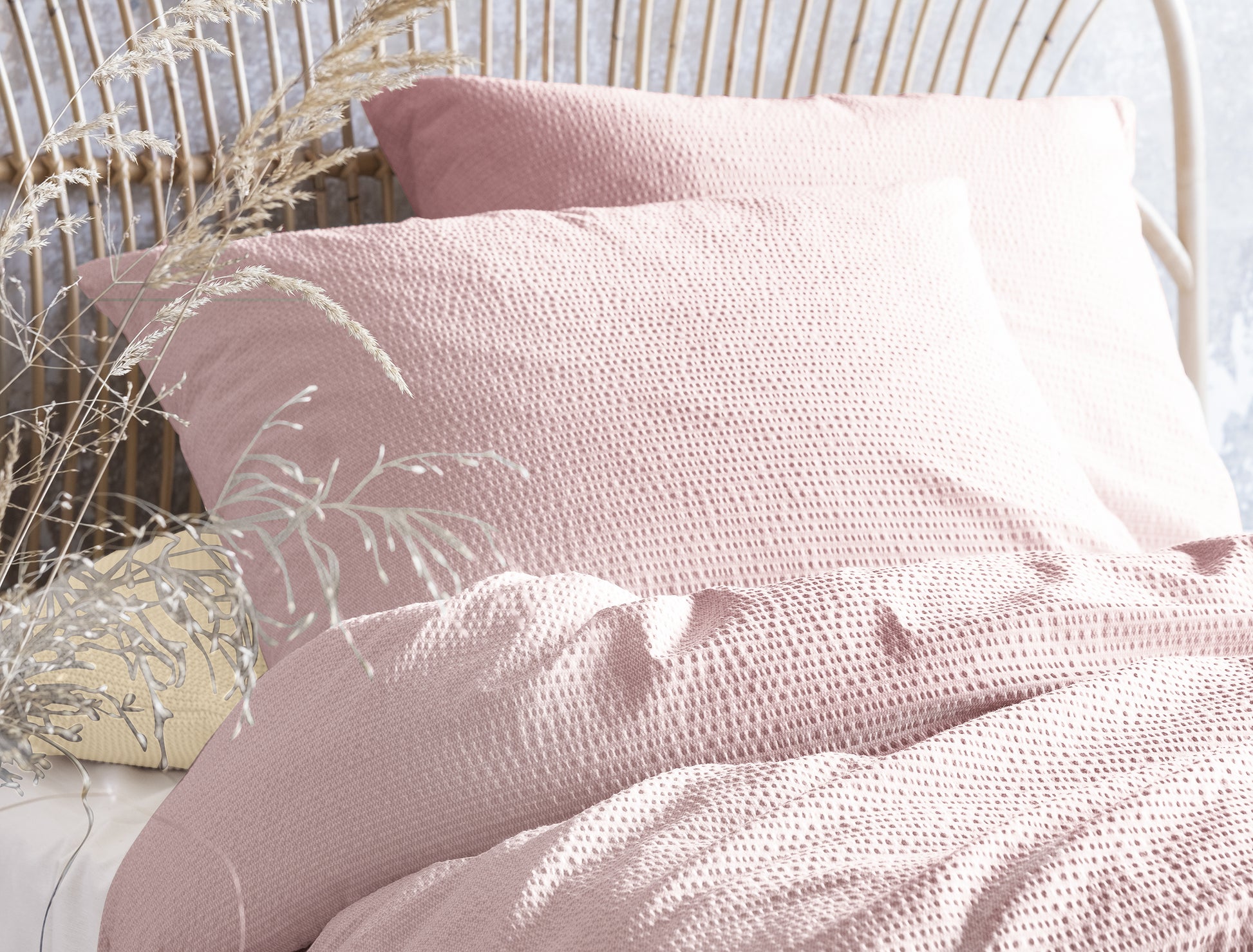 Detaildarstellung auf Kopfkissen und Bettdecke der Soft Seersucker Bettwaesche Modell Easy Rosa.