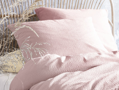 Detaildarstellung auf Kopfkissen und Bettdecke der Soft Seersucker Bettwaesche Modell Easy Rosa.