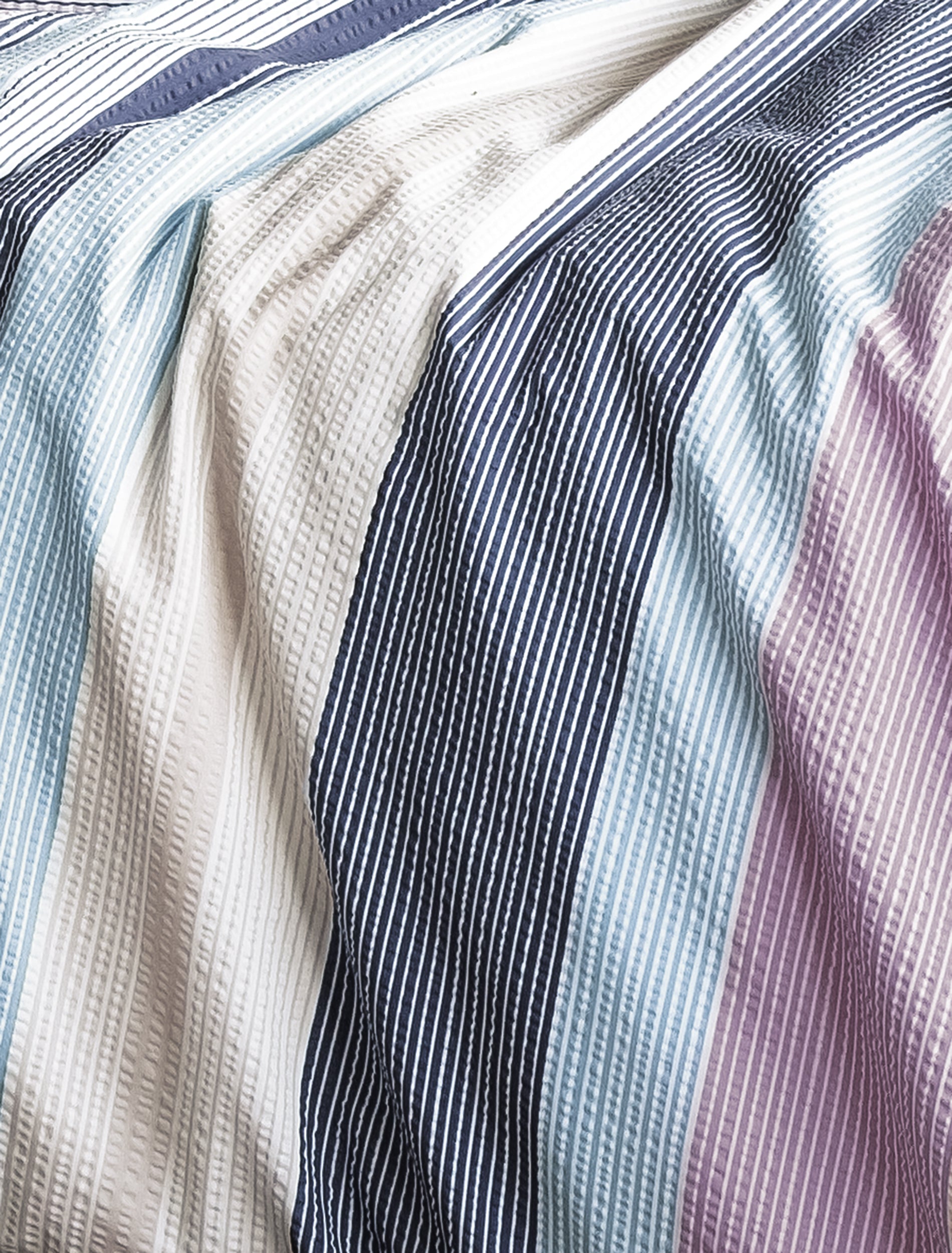 Detaildarstellung der horizontalen Streifen der Soft Seersucker Bettwaesche Modell Easy Stripes.