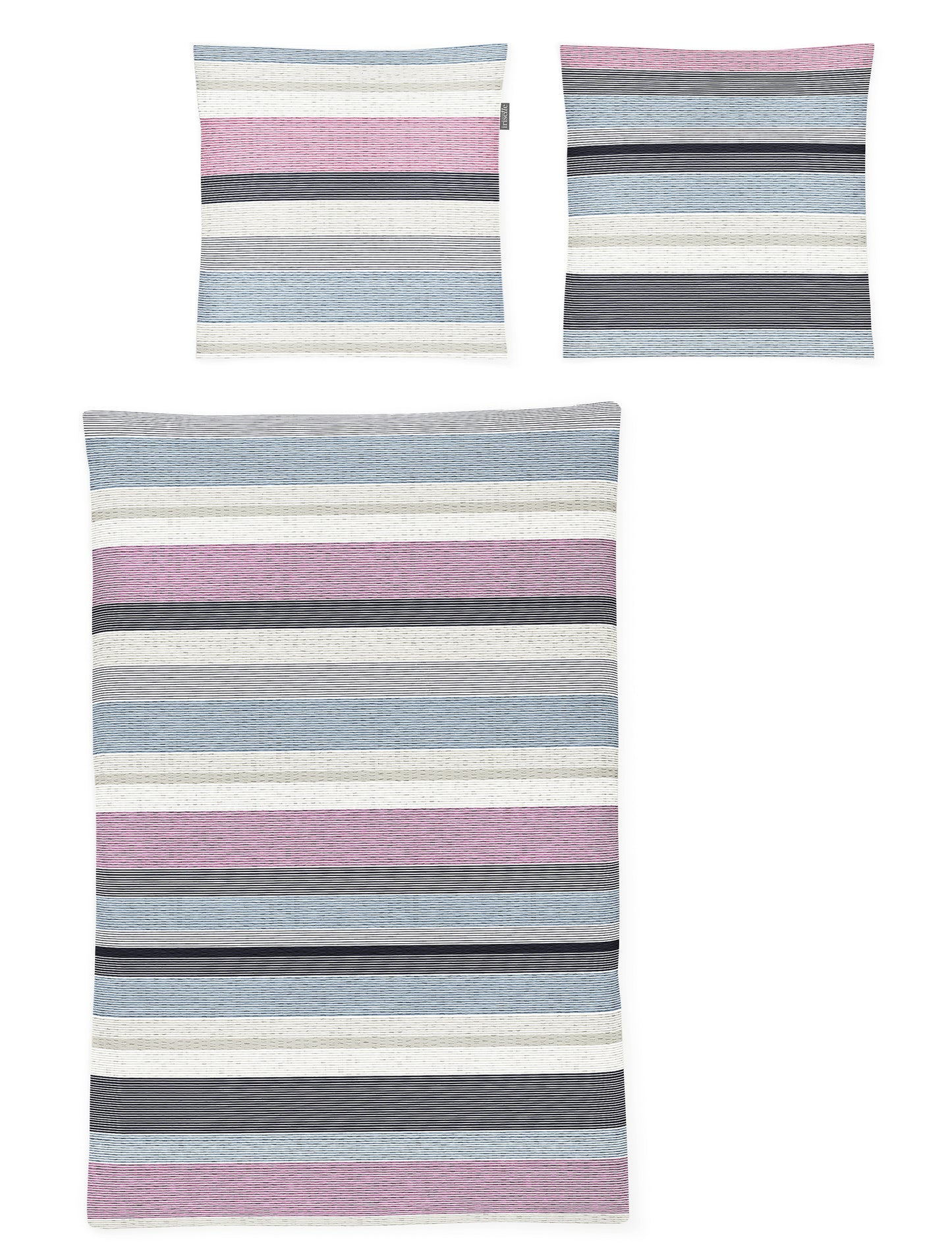 Zwei Kopfkissen und eine Bettdecke bezogen mit Soft Seersucker Bettwaesche mit einem Muster aus horizontalen Streifen in der Farbe Mehrfarbig. Modell Easy Stripes.