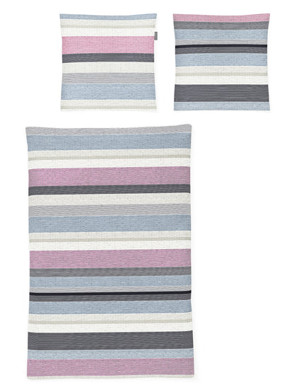 Zwei Kopfkissen und eine Bettdecke bezogen mit Soft Seersucker Bettwaesche mit einem Muster aus horizontalen Streifen in der Farbe Mehrfarbig. Modell Easy Stripes.