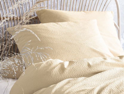 Detaildarstellung auf Kopfkissen und Bettdecke der Soft Seersucker Bettwaesche Modell Easy Yellow.