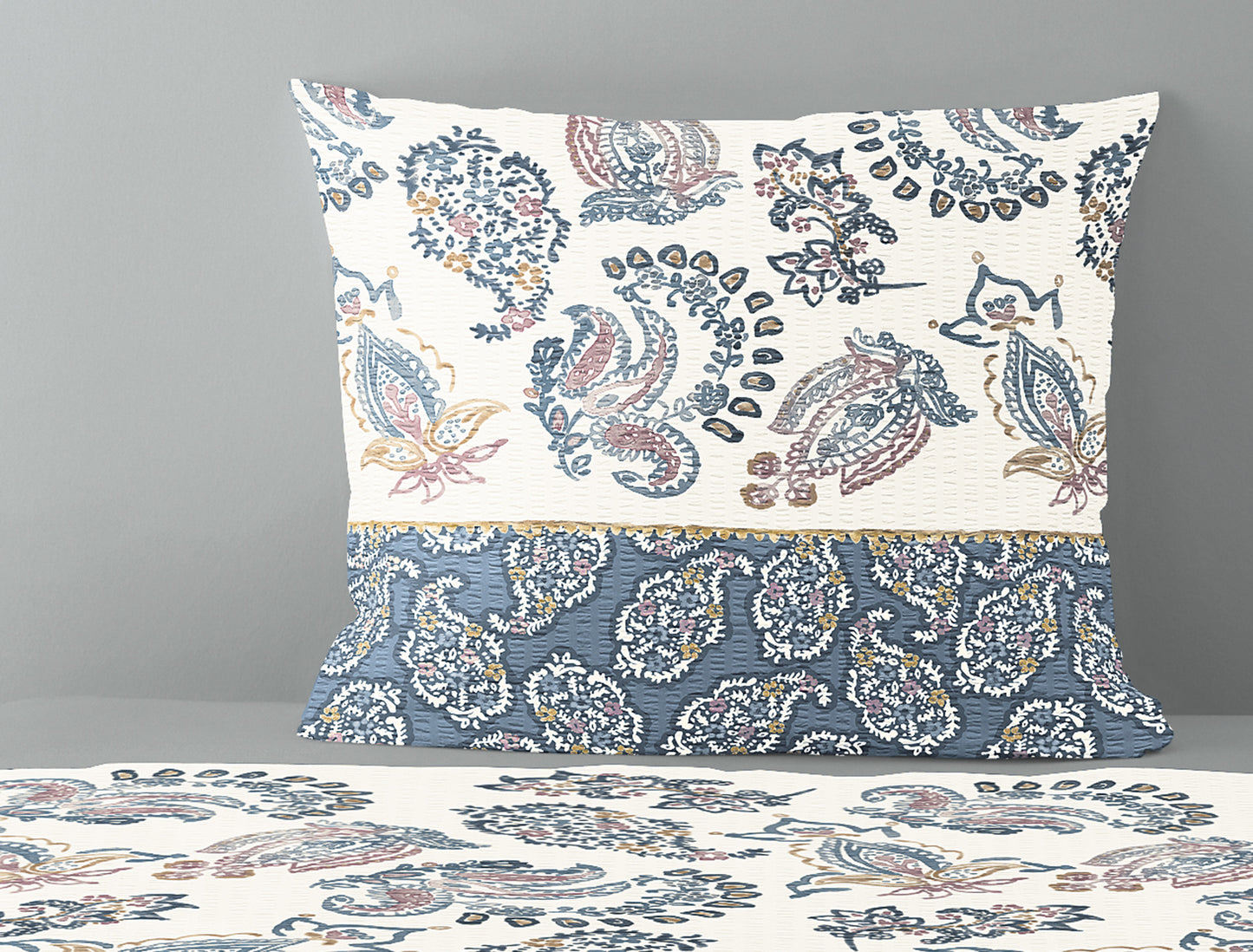 Detaildarstellung der Ornamente auf Kopfkissen und Bettdecke der Soft Seersucker Bettwaesche Modell Shadow Blue.