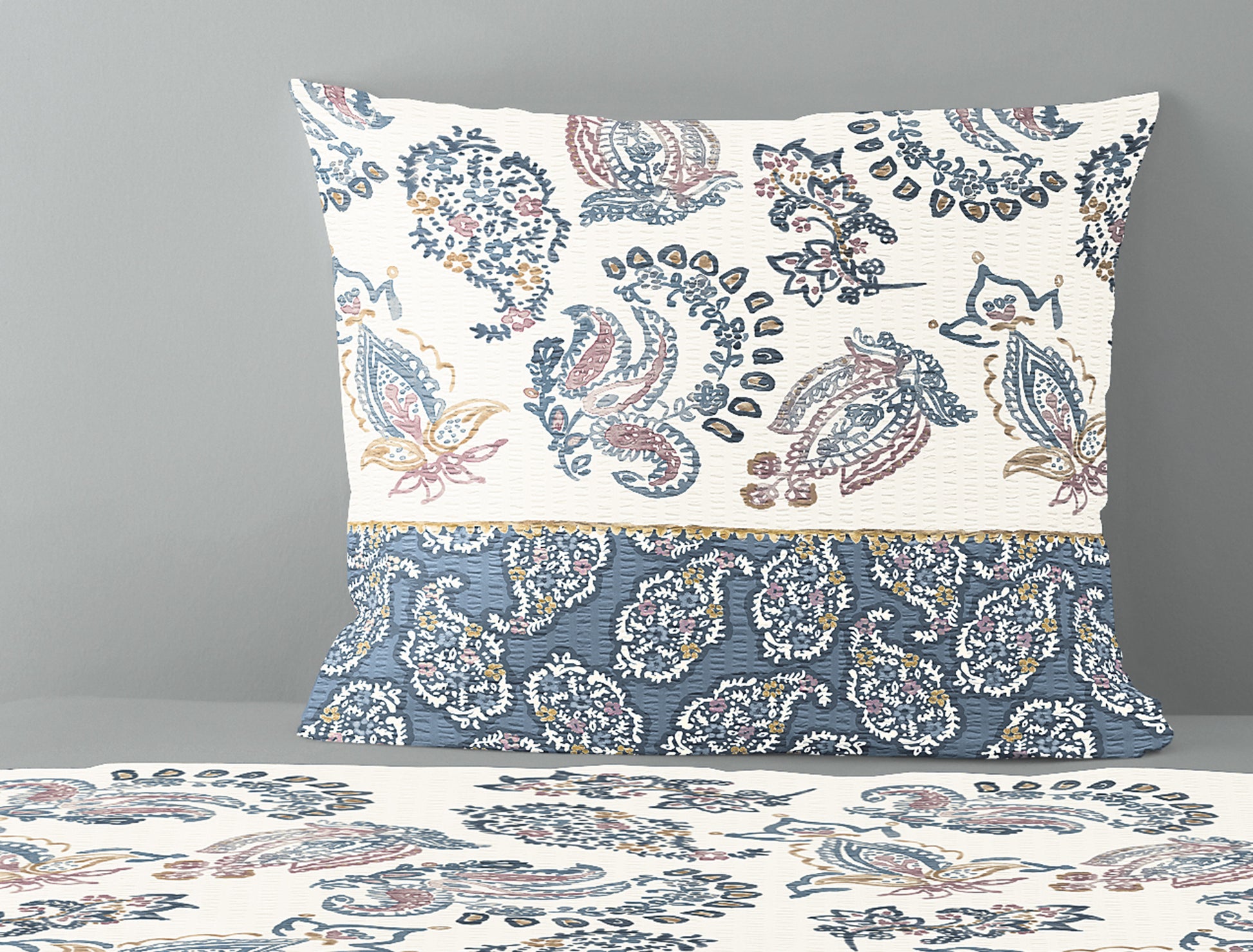 Detaildarstellung der Ornamente auf Kopfkissen und Bettdecke der Soft Seersucker Bettwaesche Modell Shadow Blue.