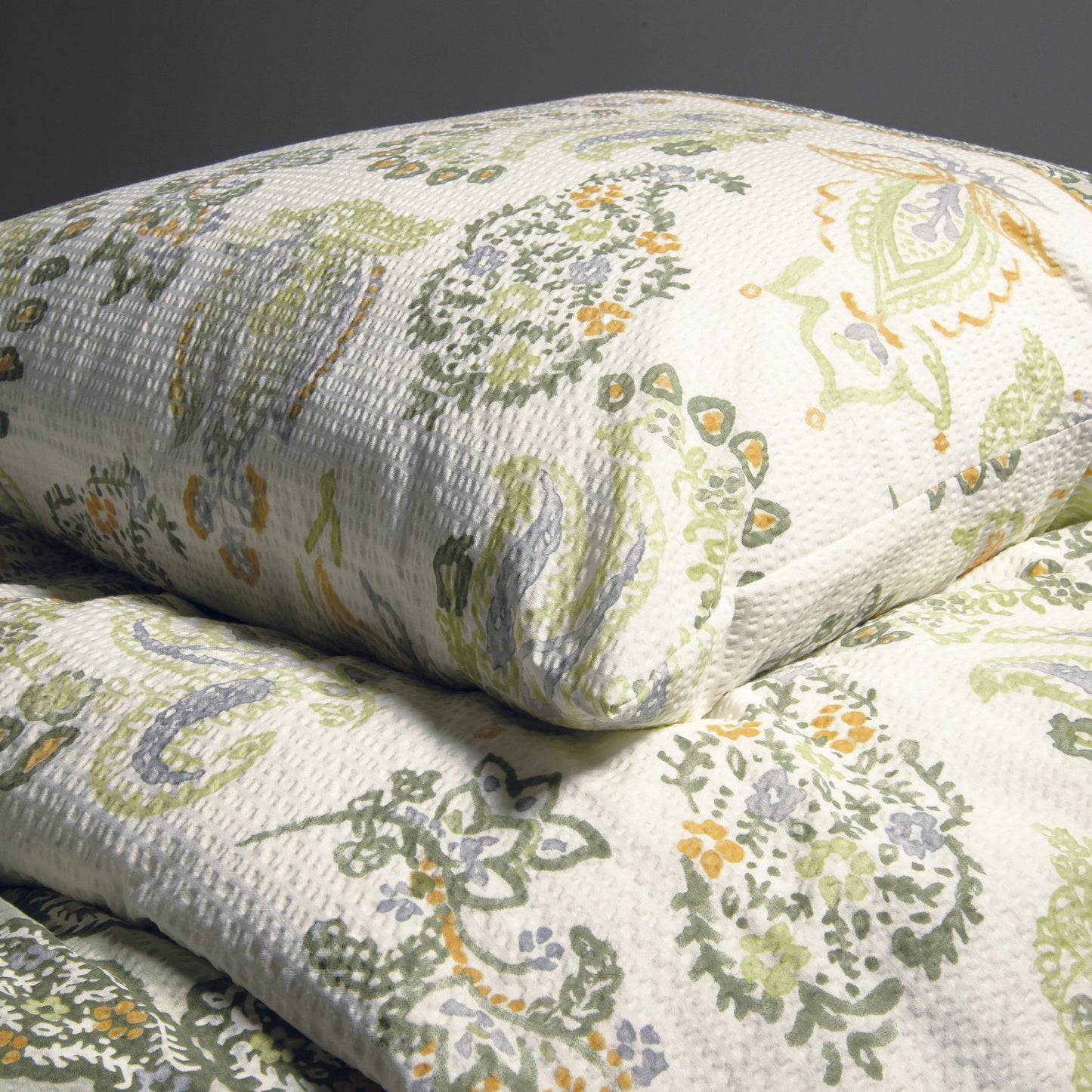 Detaildarstellung der Ornamente auf Kopfkissen und Bettdecke der Soft Seersucker Bettwaesche Modell Shadow Green.