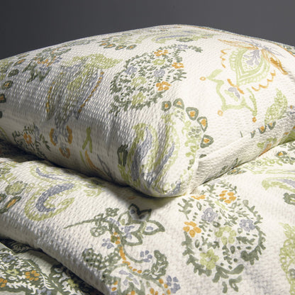 Detaildarstellung der Ornamente auf Kopfkissen und Bettdecke der Soft Seersucker Bettwaesche Modell Shadow Green.