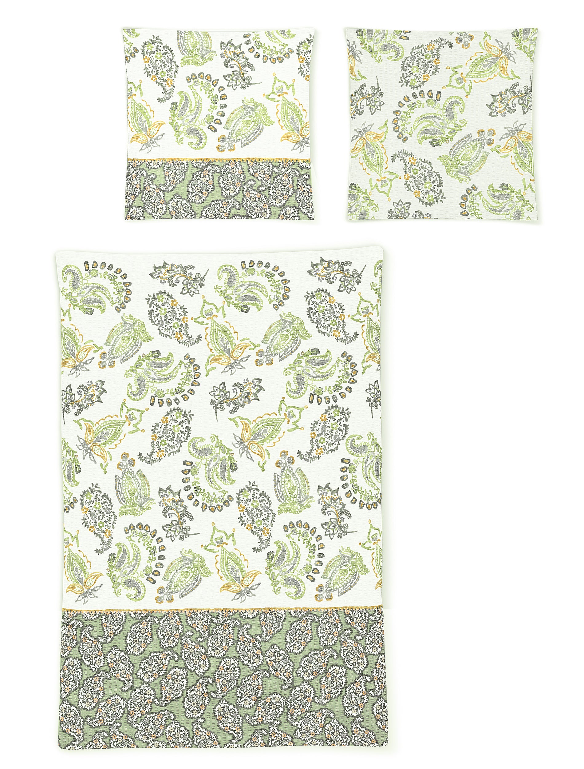 Zwei Kopfkissen und eine Bettdecke bezogen mit Soft Seersucker Bettwaesche mit einem Muster aus Ornamenten in der Farbe Gruen. Modell Shadow Green.