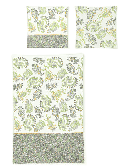 Zwei Kopfkissen und eine Bettdecke bezogen mit Soft Seersucker Bettwaesche mit einem Muster aus Ornamenten in der Farbe Gruen. Modell Shadow Green.